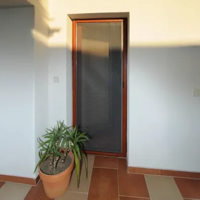 Dveřní síť proti hmyzu Rolo magnet