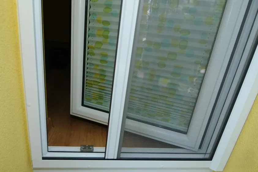 Dveřní síť proti hmyzu Rolo magnet