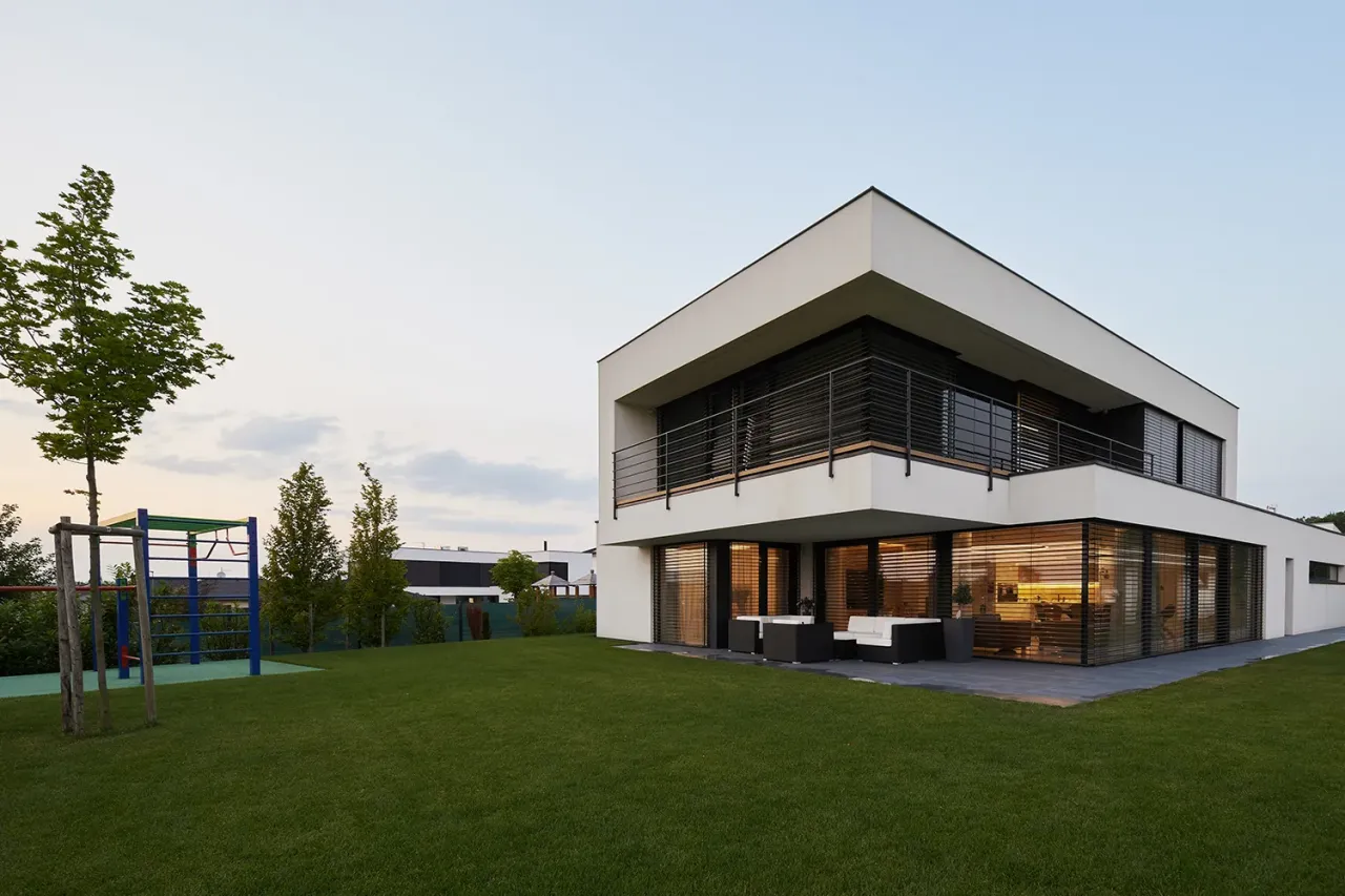 Moderní architektura  s chytrým stíněním