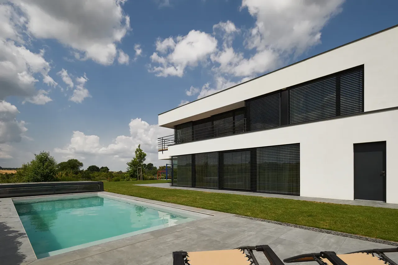 Moderní architektura  s chytrým stíněním