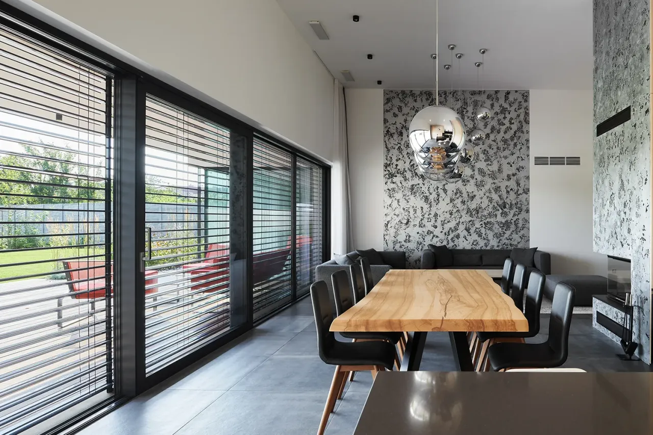 Moderní architektura  s chytrým stíněním