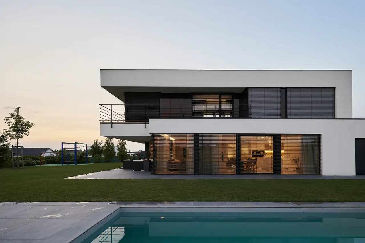 Moderní architektura  s chytrým stíněním