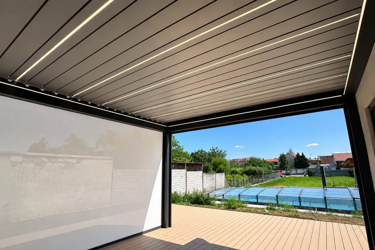 Bioklimatická pergola Climax Lamelino pro rodinný dům v Uherském Hradišti