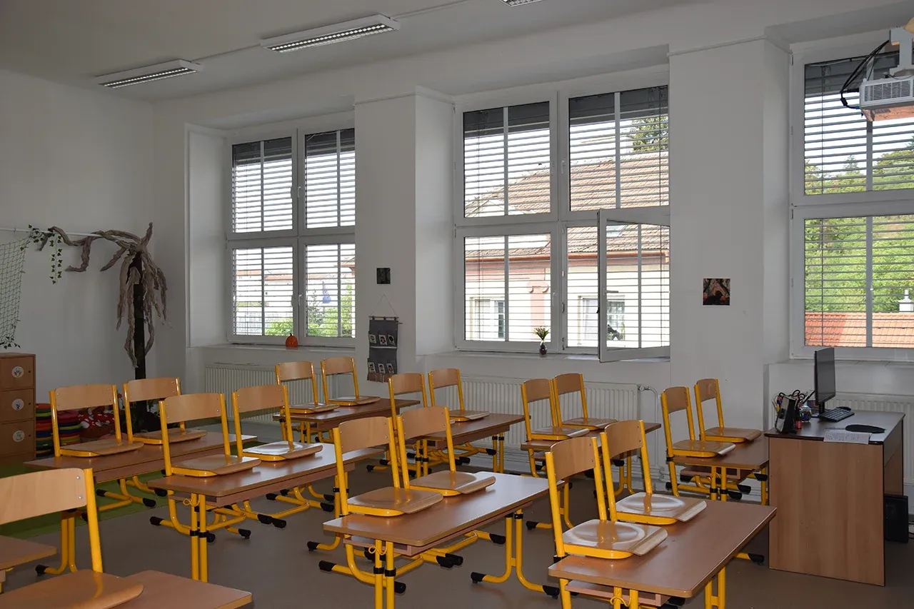 Venkovní žaluzie a screenové rolety pro 10 škol v Brně
