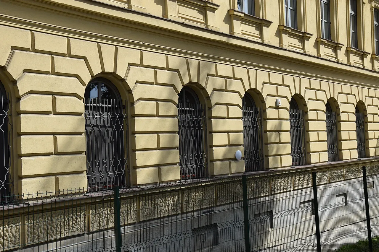 Venkovní žaluzie a screenové rolety pro 10 škol v Brně
