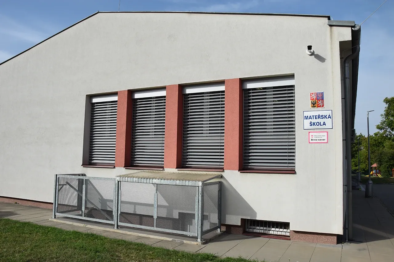 Venkovní žaluzie a screenové rolety pro 10 škol v Brně