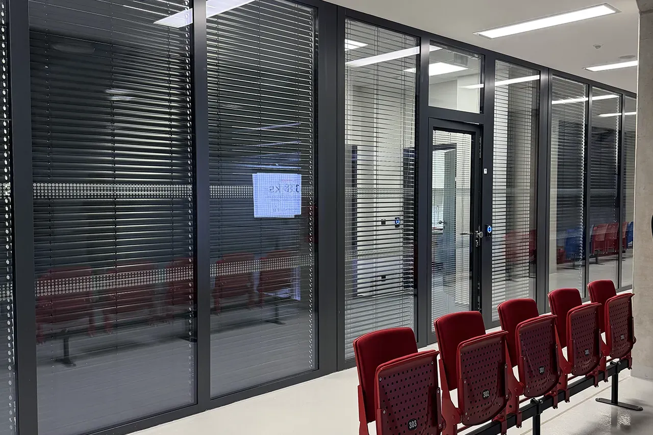 Venkovní a vnitřní žaluzie pro zimní stadion v Uherském Hradišti